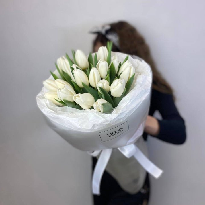  19 белых воздушных тюльпанов в Новосибирске