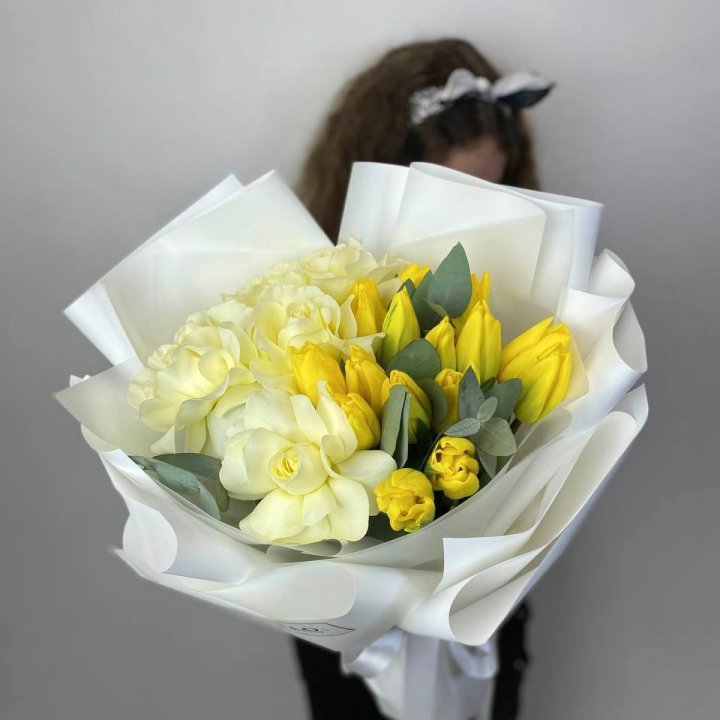 Дуо жёлтые тюльпаны и розы в Новосибирске