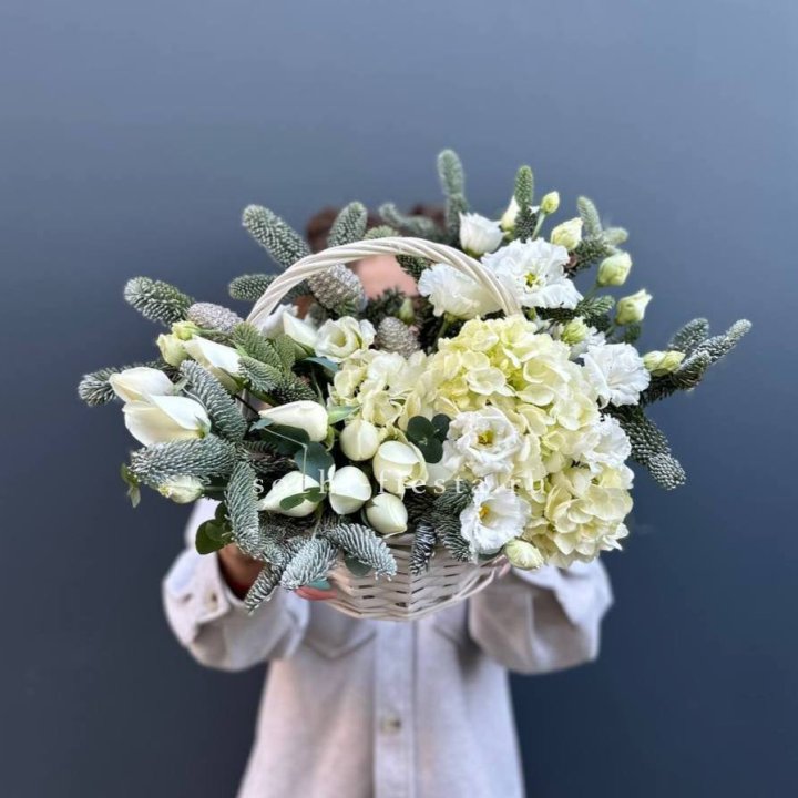 Новогодняя корзина с цветами в Новосибирске