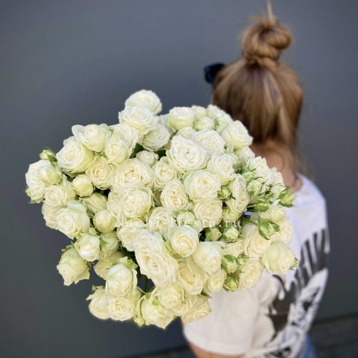 Охапка кустовых роз бомбастик  в Новосибирске