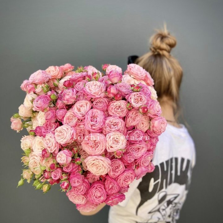 Охапка кустовых роз бомбастик пинк в Новосибирске