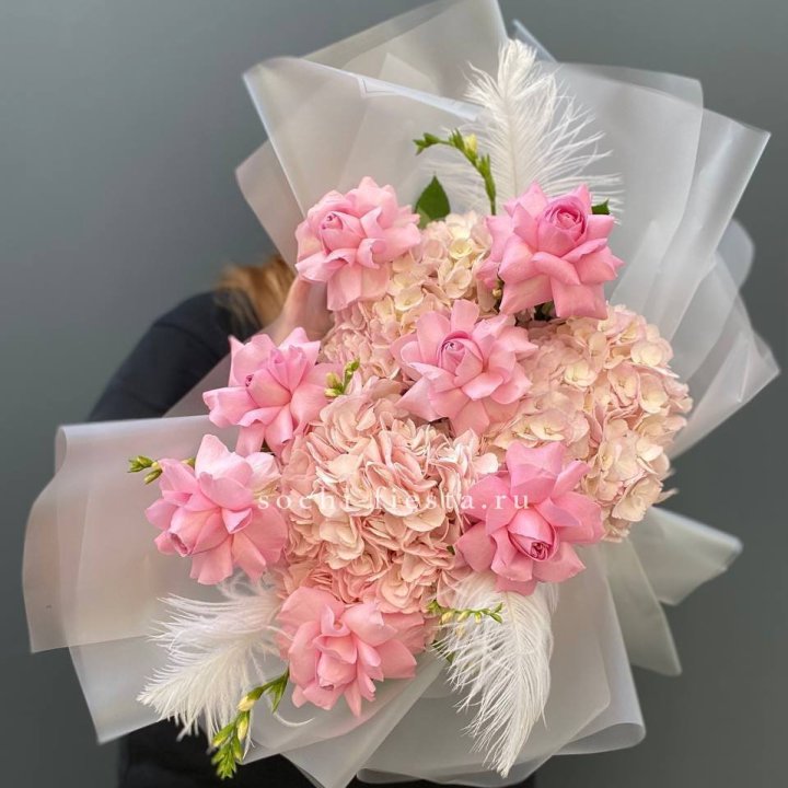 Букет  из гортензий и розовых роз в Новосибирске