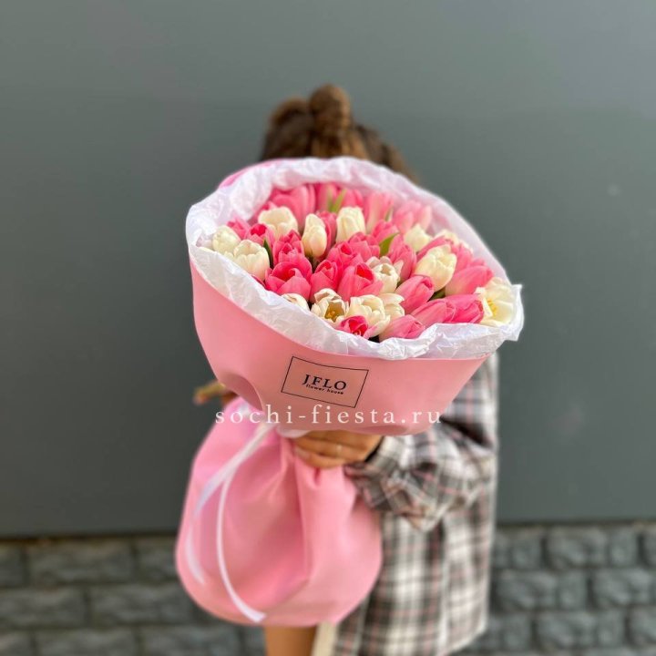 51 бело-розовый тюльпан в Новосибирске