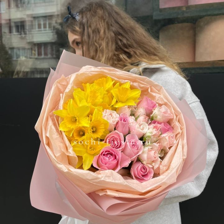 Букет роз и нарциссов в Новосибирске