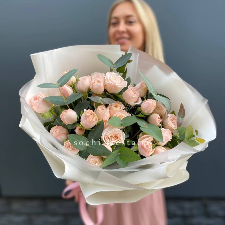 Букет кустовых роз "Фреш" с доставкой в Новосибирске