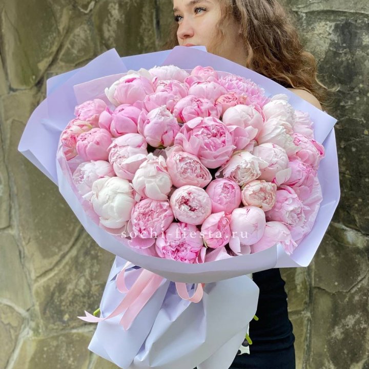 39 нежных пионов в Новосибирске