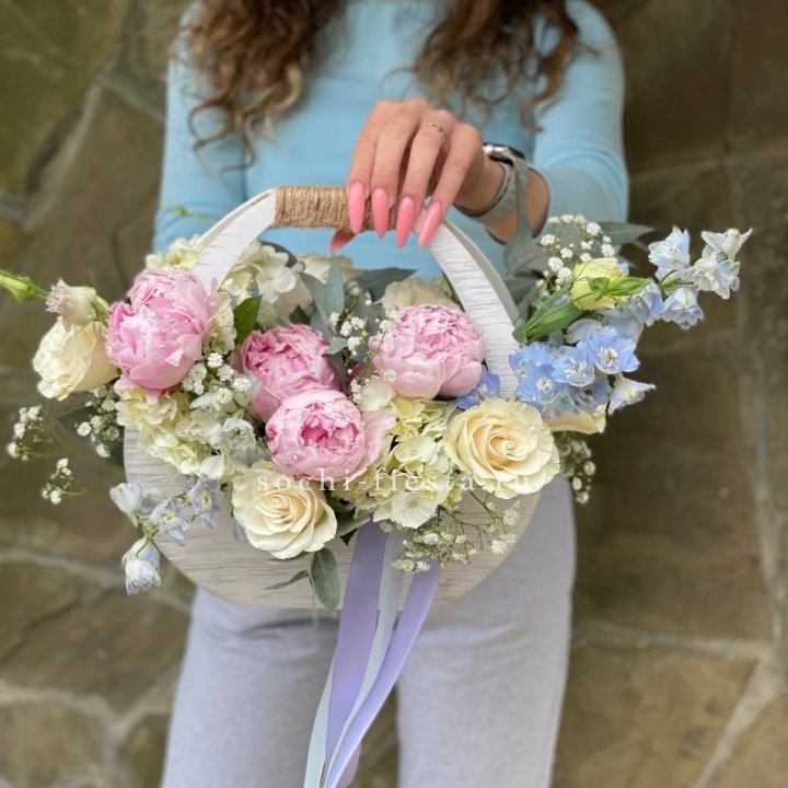 Ящик с пионами в Новосибирске