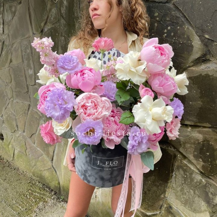 Дизайнерский цилиндр с пионами в Новосибирске