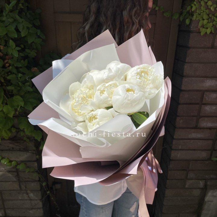 9 белоснежных пионов в Новосибирске
