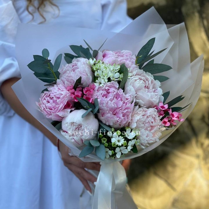 7 зефирных пионов с эвкалиптом в Новосибирске