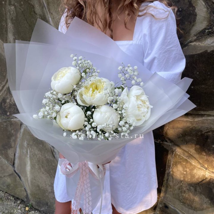 Букет белых пионов "Файв" в Новосибирске