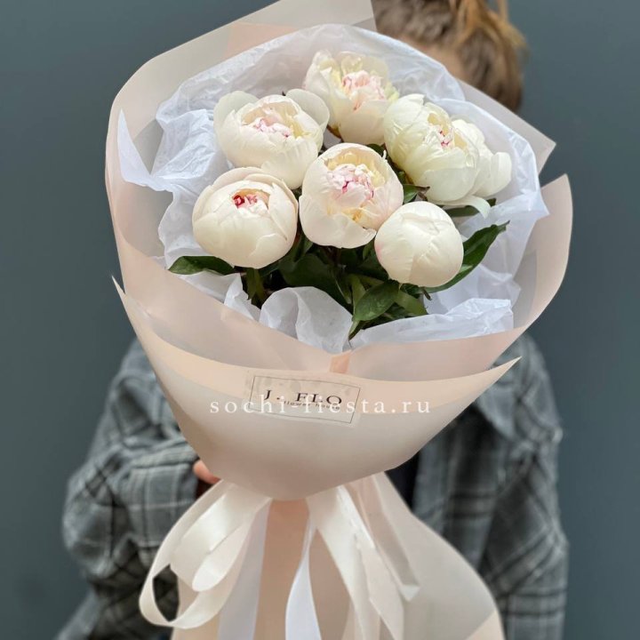 Букет белых пионов в Новосибирске