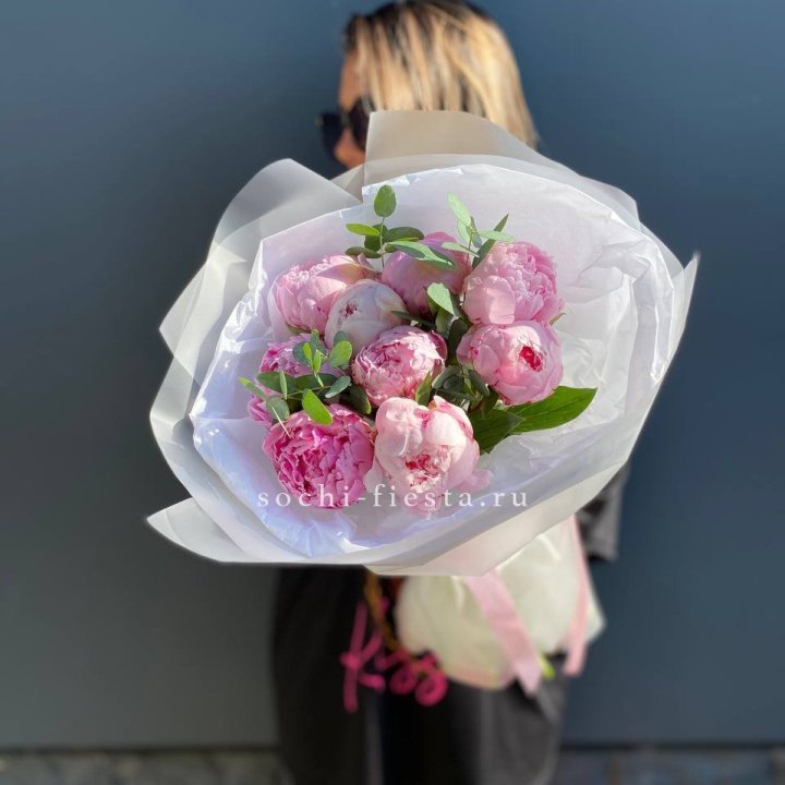 9 пионов с эвкалиптом в Новосибирске