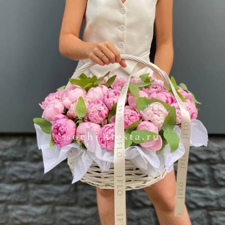 29 пионов в корзине в Новосибирске