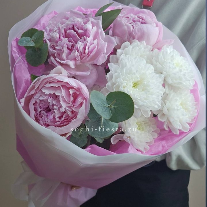  Букет комплимент с пионами в Новосибирске