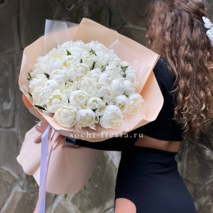 35 белых пион в Новосибирске