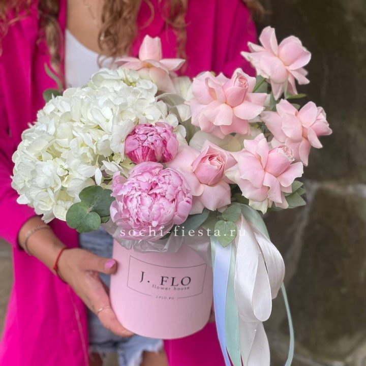 Цилиндр с пионами "Алисия" в Новосибирске