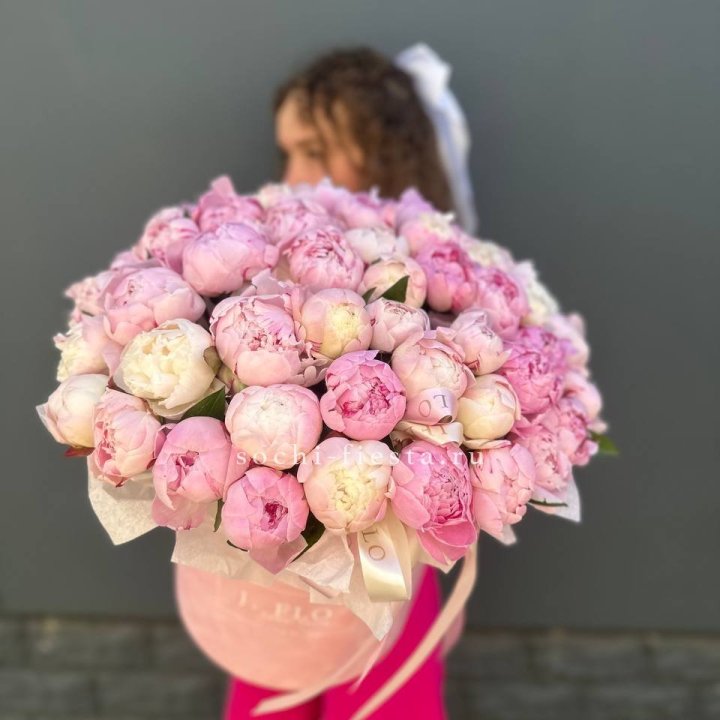 51 нежных пионов  в цилиндре в Новосибирске