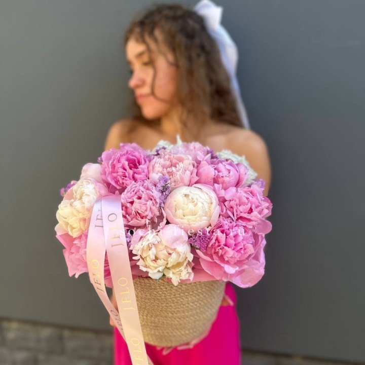 15 пионов в джутовом кашпо в Новосибирске