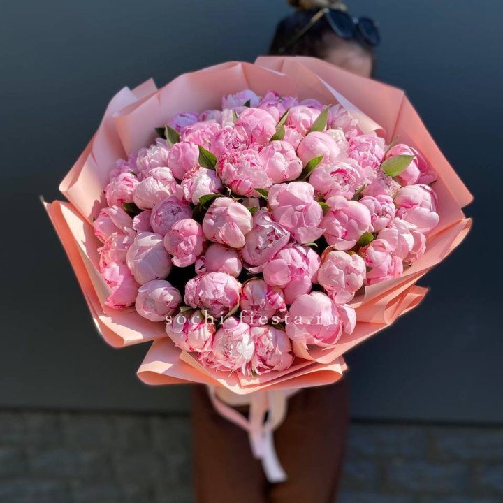 Нежный букет 51 пионов  в Новосибирске