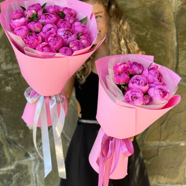 Букет ярких пионов  в Новосибирске