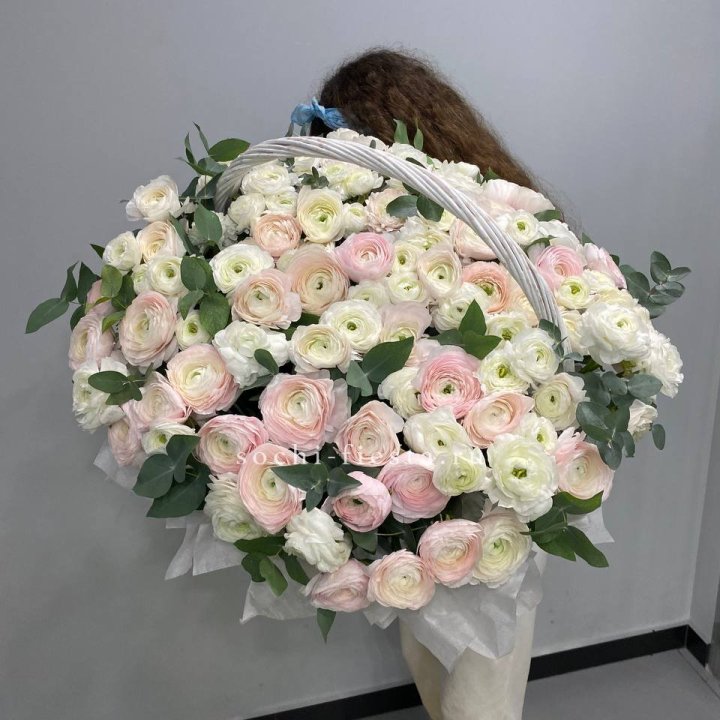 Ранункулюсы в корзине в Новосибирске