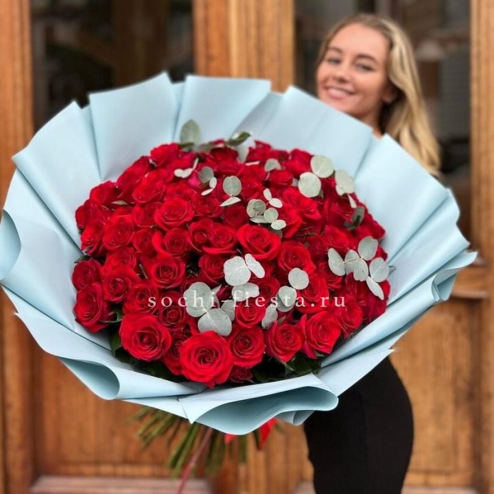 101 красная роза с эвкалиптом в Новосибирске