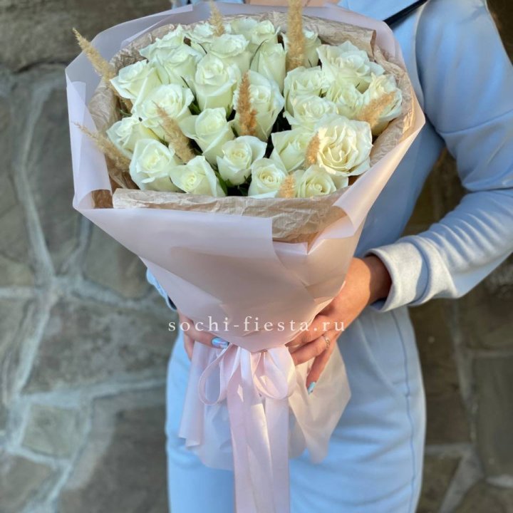 25 белых роз с сухоцветами в Новосибирске