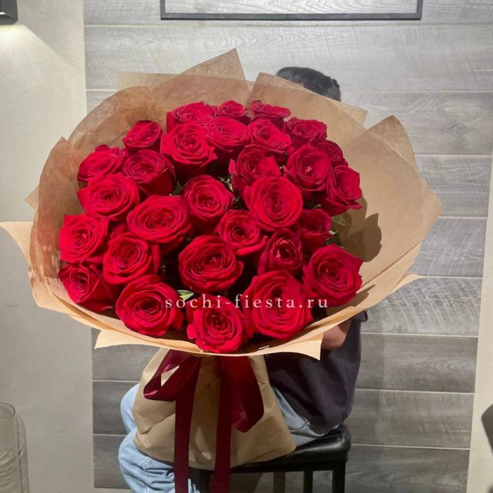 37 красных роз в крафте в Новосибирске