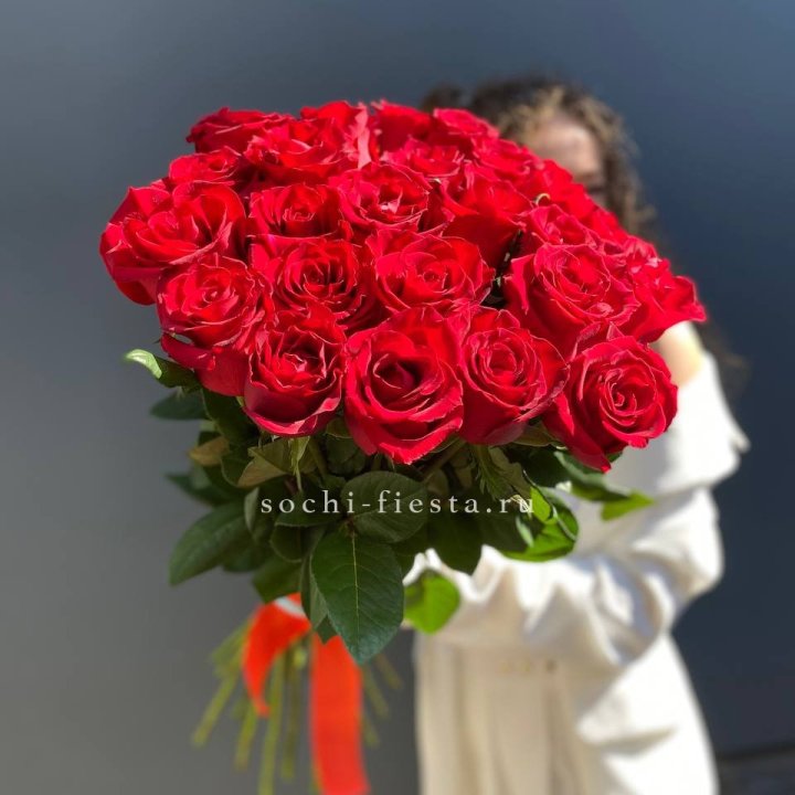 25 высоких красных роз в Новосибирске