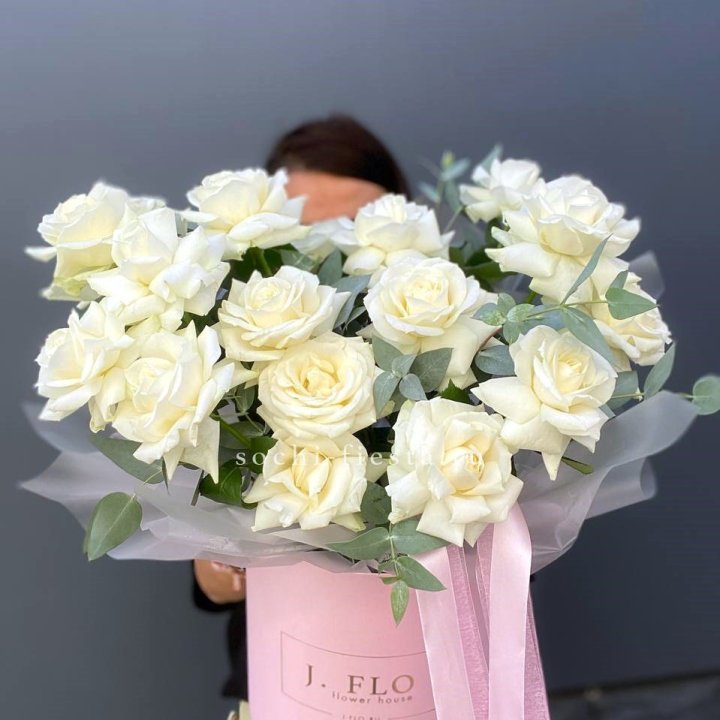 17 Французских белых роз в боксе в Новосибирске