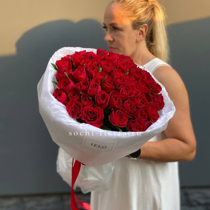 51 роза мадам ред в нежном оформлении с доставкой в Новосибирске