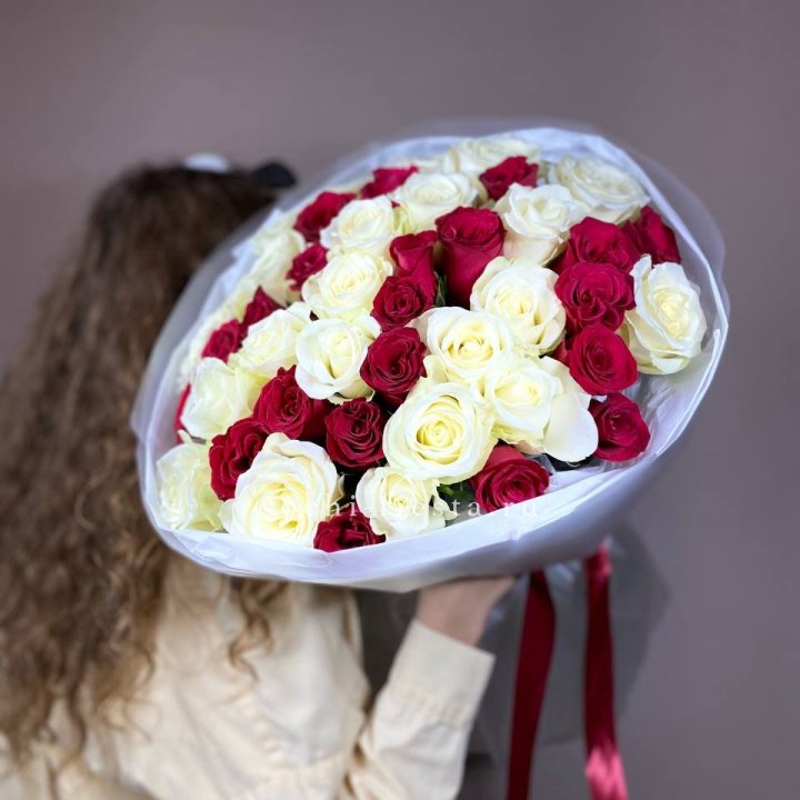 Букет из красных белых 45 роз в Новосибирске