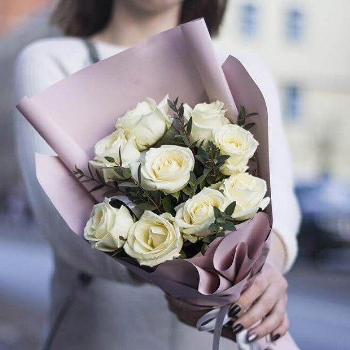 9 белых  роз "Минт" в Новосибирске
