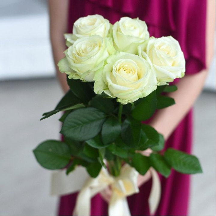 5 белых роз в Новосибирске