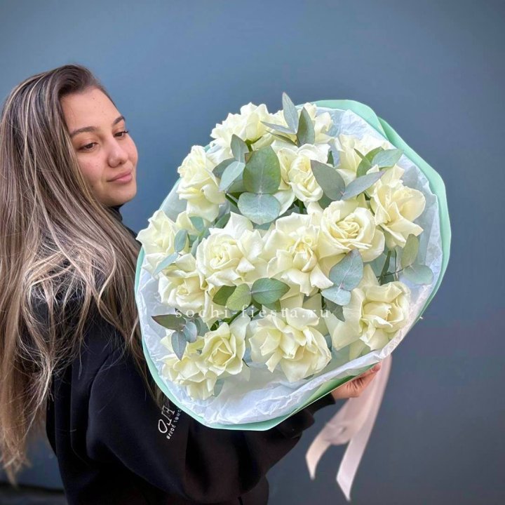 15 Белых французских роз "Ноте бьянка" в Новосибирске