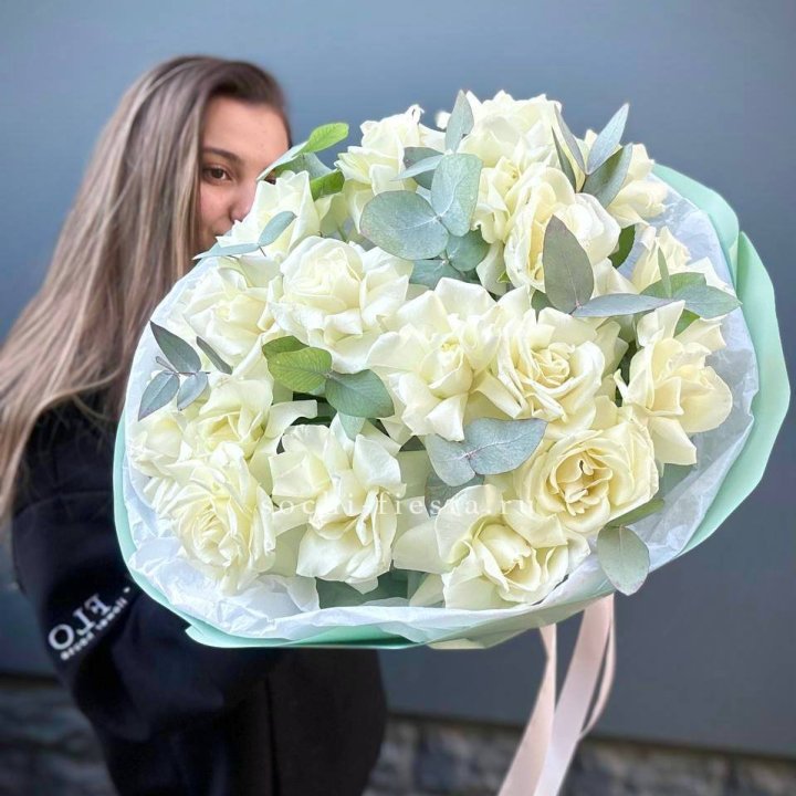 19 Белых французских роз "Ноте бьянке" в Новосибирске