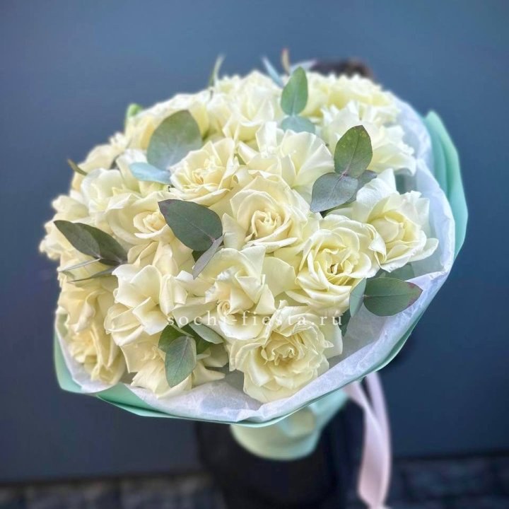 25 Белых французских роз "Ноте бьянка" в Новосибирске
