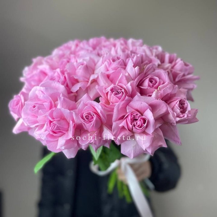 25 розовых французских роз в Новосибирске
