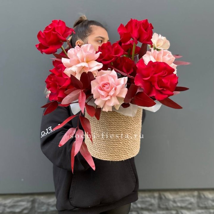 15 Французских роз в джутовом кашпо в Новосибирске