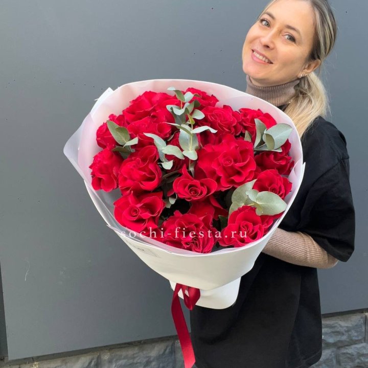 17 Красных французских роз в Новосибирске