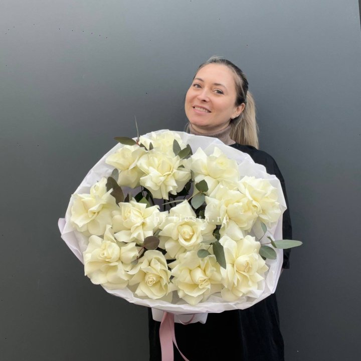 13 Белых французских роз Облако в Новосибирске