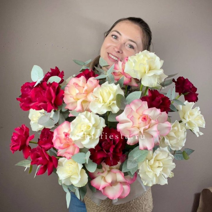 35 французских роз микс в джутовом боксе в Новосибирске