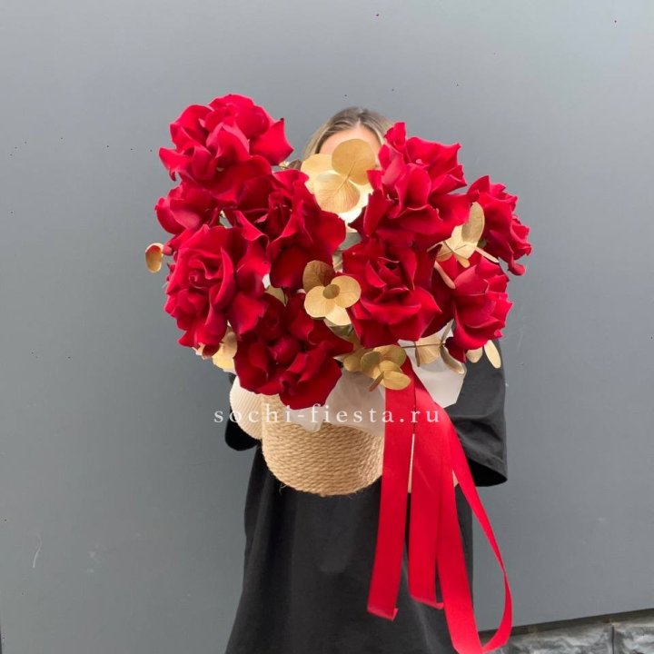 Красные французские розы в джутовом кашпо в Новосибирске