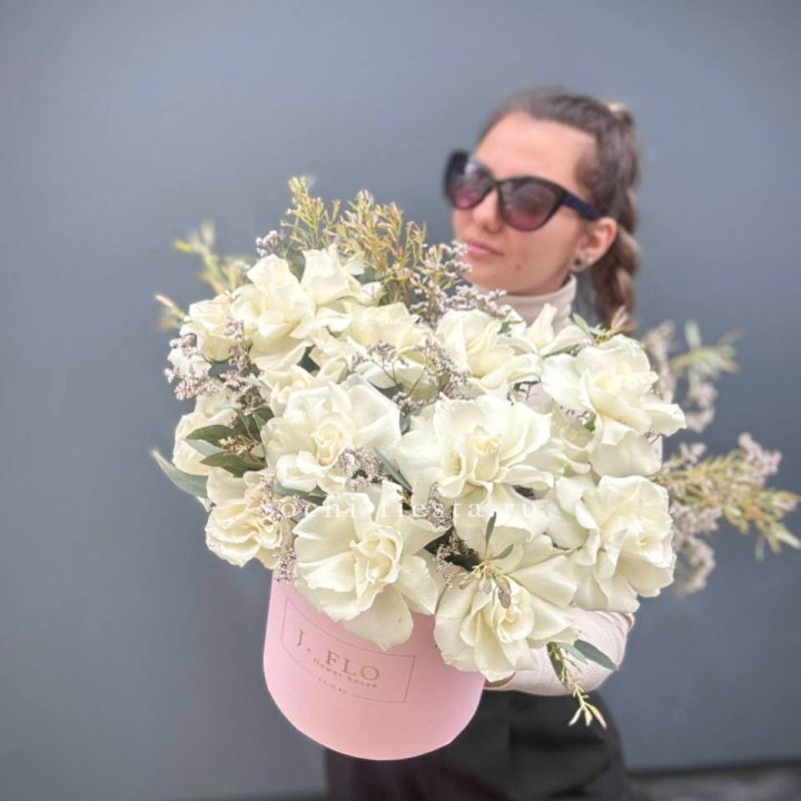 17 Французских белых роз в коробке Афина в Новосибирске