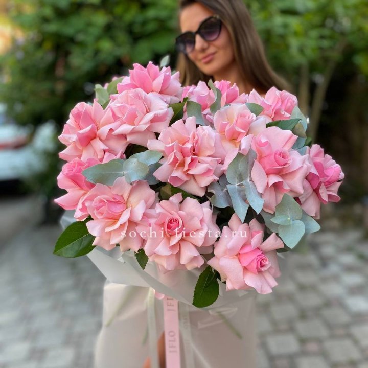 17 Розовых  французских роз в Новосибирске