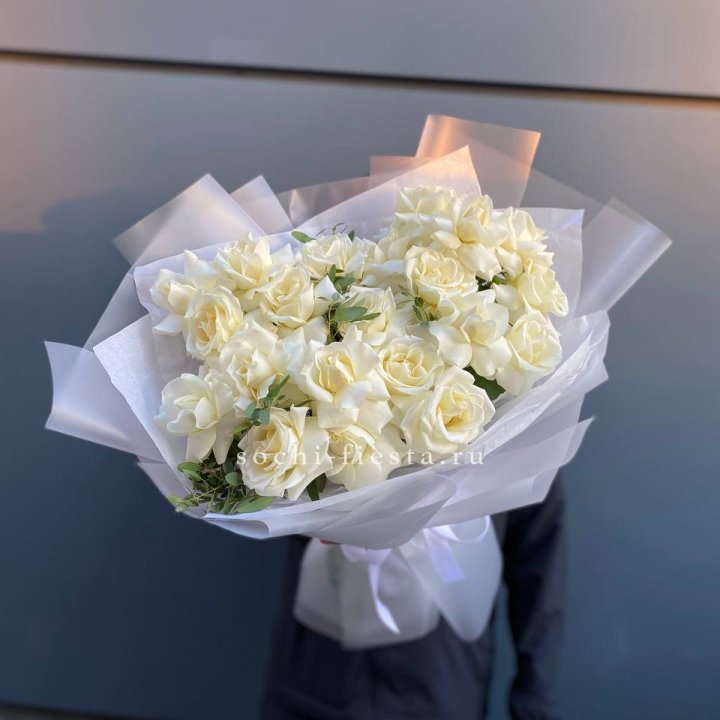 Пышный букет из белых роз в Новосибирске
