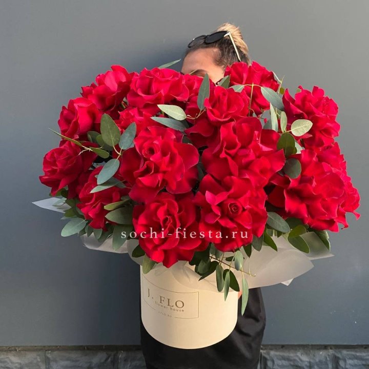 25 Французских красных роз в коробке в Новосибирске