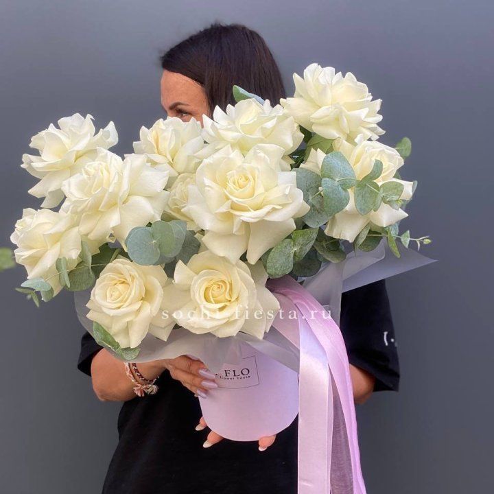 11 Французских белых роз в боксе в Новосибирске