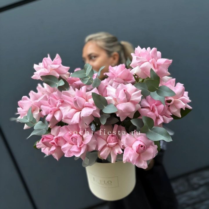 17 Розовых французских роз в боксе в Новосибирске